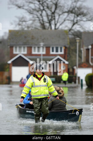 I volontari aiutano i residenti a sfidare le acque alluvionali di Purley sul Tamigi. Foto Stock