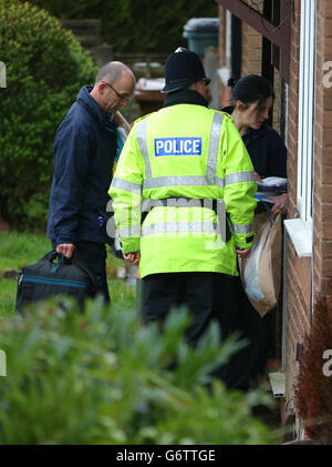 Gli ufficiali legali della polizia arrivano in una casa su Emily Street a Blackburn, Lancashire, dopo che una bambina di undici mesi è morta quando è stata mullata da un cane da compagnia. Foto Stock