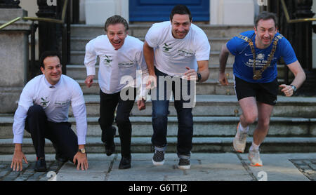 (Sinistra - destra) il ministro dello Sport Leo Varadkar, il senatore Eamonn Coghlan, il candidato all'elezione di fine Gael Kenny Egan, e il sindaco di Dublino Oisin Quinn al lancio della corsa stradale 5k del St Patrick's Festival fuori della Mansion House di Dublino. Foto Stock