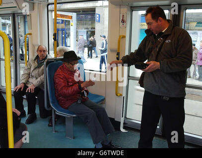 I passeggeri utilizzano per la prima volta il nuovo sistema di tram NET (Nottingham Express Transit). L'apertura del tratto di pista di nove miglia tra Hucknall e il centro città è stata ritardata di quattro mesi e costata 200 milioni di euro. Foto Stock