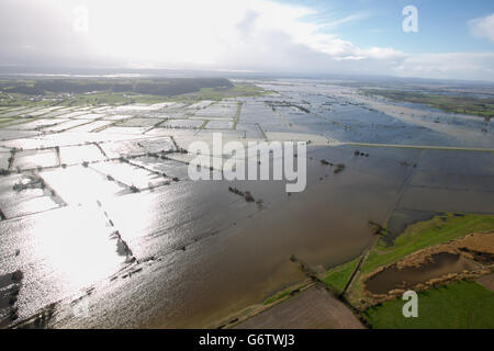 L'acqua circonda le proprietà allagate nel villaggio di Moorland ON Il Somerset si livella vicino a Bridgwater Foto Stock