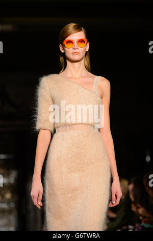 Un modello sulla passerella alla sfilata Felder Felder Felder, alla Freemason's Hall, nel centro di Londra, nell'ambito della London Fashion Week Autunno/Inverno 2014. Foto Stock