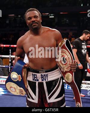 Dereck Chisora celebra la sua vittoria su Kevin Johnson durante il torneo WBO e WBA International Heavyweight Championship durante il Copper Box III alla Copper Box Arena di Londra. Foto Stock