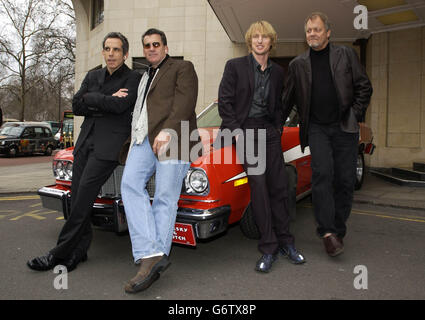 Gli attori originali di 'Starsky and Hutch', Paul Michael Glaser (seconda a sinistra), David Soul a destra) posano con gli attori ben Stiller (a sinistra) e Owen Wilson (seconda a destra, durante una fotocellula al Dorchester Hotel on Park Lane a Londra, Prima del film 'Starsky and Hutch' a Leicester Square di Londra. Ben Stiller gioca a Starsky (Glaser) e Owen Wilson gioca a Hutch (Soul) nel grande schermo remake della leggendaria serie Detective degli anni '70. Foto Stock