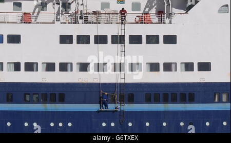 I lavoratori lavorano sulla nave da crociera Marco Polo operata da Cruise and Maritime Voyages (CMV), attraccata a Tilbury in Essex, dopo il passeggero James Swinstead, 85, padre di due di Colchester, Essex, Morì 'quasi immediatamente' dopo che l'acqua precipitò a bordo della nave da crociera britannica, mentre era stata martoriata dalle onde durante le tempeste severe, mentre si dirigeva verso il suo porto di Tilbury alla fine di un viaggio di 42 notti, quando l'incidente avvenne il giorno di San Valentino. Foto Stock