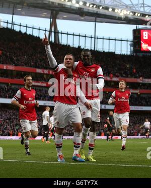 Lukas Podolski dell'Arsenal (a sinistra) festeggia con il compagno di squadra Yaya Sanogo dopo segnando il secondo gol della sua squadra Foto Stock