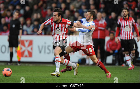 Jose Baxter (a sinistra) di Sheffield United e Radoslaw Majewski (a destra) di Nottingham Forest combattono per la palla durante la fa Cup, Fifth Round match a Bramall Lane, Sheffield. Foto Stock