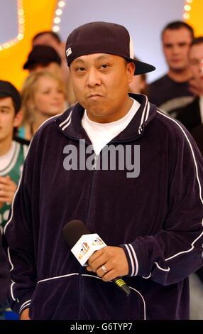 DJ Babu della band hip-hop americana Dilated Peoples durante la loro apparizione su MTV's TRL UK, presso gli MTV Studios di Camden, a nord di Londra. La band sta attualmente promuovendo il loro nuovo singolo 'This Way' che sarà rilasciato il 29 marzo 2004. Foto Stock