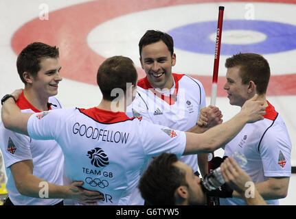 Il salto della Gran Bretagna David Murdoch festeggia con la sua squadra di Scott Andrews (a sinistra), Michael Goodfellow e Greg Drummond dopo aver vinto la semifinale maschile contro la Svezia al Ice Cube Curling Center durante i Giochi Olimpici Sochi 2014 a Sochi, Russia. Foto Stock