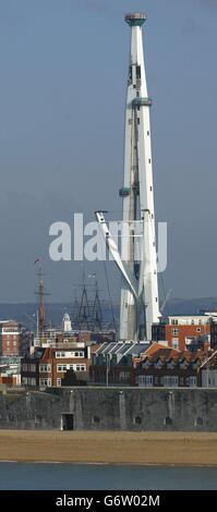 Il più recente punto di riferimento di Portsmouth, la Spinnaker Tower, in costruzione nella città dove nana la sua più famosa controparte, la ammiraglia di Lord Nelson, la HMS Victory, situata presso lo storico cantiere navale. La torre è stata assediata da battute d'arresto politiche e ingegneristiche, ma i boss sperano che la torre alta 170 metri sarà completata entro l'autunno. Una volta costruito, assomiglierà alla vela spinnaker di uno yacht e si leverà più in alto sia del Big ben che della Blackpool Tower. Foto Stock