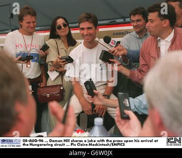 08-AUG-96 ... Damon Hill condivide una battuta con la stampa al suo arrivo sul circuito di Hungaroring Foto Stock