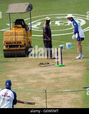 Il capitano dell'Inghilterra Michael Vaughan parla con un falciatore del wicket Test al Queen's Park Oval. L'Inghilterra gioca le Indie Occidentali nel 2° Test che inizia domani. Foto Stock