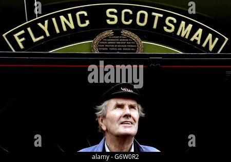 Roland Kennington, Chief Engineer on the Flying Scotsman, per diciotto anni di servizio, si trova accanto a una delle locomotive più famose al mondo che si trovano sulle ferrovie britanniche, raffigurate nelle sue sedi nella parte ovest di Londra. Il National Railway Museum (NRM) di York, ha lanciato un appello per raccogliere i fondi necessari per impedire al Flying Scotsman di andare all'estero, l'offerta del museo oggi ha superato 220,000 appena due settimane prima della scadenza per acquistare l'icona della ferrovia. 28/03/04: Il boss della Vergine Sir Richard Branson si è impegnato a presentare denaro per mantenere la locomotiva famosa in tutto il mondo nel Regno Unito. Sir Richard sta lavorando Foto Stock