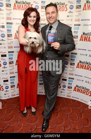 David Walliams con Pudsey e Ashleigh Butler dopo che ha raccolto il suo premio per il miglior attore di supporto durante i premi di cosa'sonstage al teatro di Prince of Wales, Londra. Foto Stock