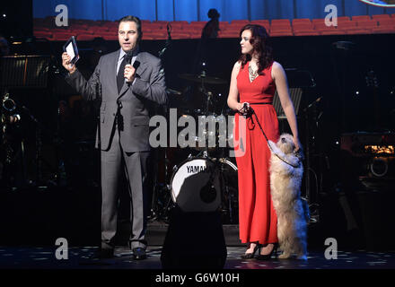 David Walliams riceve il premio per il miglior attore di supporto in un gioco Pudsey e Ashleigh Butler durante il What'sonstage Awards al Prince of Wales Theatre di Londra. Foto Stock