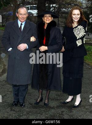 Da sinistra a destra; Simon Jenkins, Gayle Hennicut e Tessa Dahl arrivano per il servizio commemorativo per l'attore David Hemmings alla chiesa di St Mary a Paddington, Londra ovest. Il bambino di 62 anni morì il 3 dicembre 2003 dopo aver subito un attacco di cuore in Romania, dove aveva appena completato la recitazione del film Samantha's Child. L'attore nato nel Surrey iniziò la sua carriera come giovane star dell'opera e il compositore Benjamin Britten scrisse alcune delle sue parti più importanti per lui. Foto Stock