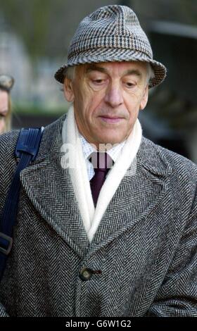 John Walker lascia Ipswich Crown Court, Suffolk. Walker, uno scienziato agricolo in pensione, oggi ha detto a una giuria che ha sparato a sua moglie a colazione dopo che gli ha detto che stava andando 'togliere tutto da lui' a causa della sua relazione con una donna che ha incontrato a una classe di ballo. John Walker, 66 anni, ha detto di aver sparato a sua moglie Glenda, 63 anni, a casa loro a Great Bealings, Suffolk, nel novembre 2002, dopo che lei 'lo ha guastato', 'gli ha guastato' e 'gli ha sanniuto'. Foto Stock