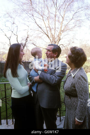 Il Cancelliere dello scacchiere, Denis Healey, tiene il suo nipote di sei mesi Thomas Copsey nel giardino al numero 11 di Downing Street. Con il Cancelliere si trova sua moglie Edna (r) e la loro figlia di 27 anni Jennifer. Foto Stock