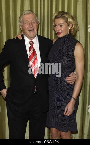 Michael Parkinson, l'ospite di una chat, e il modello Nell McAndrew, si pongono per i fotografi durante i premi Help The Aged Living Legends Awards al Dorchester Hotel nel centro di Londra. Foto Stock