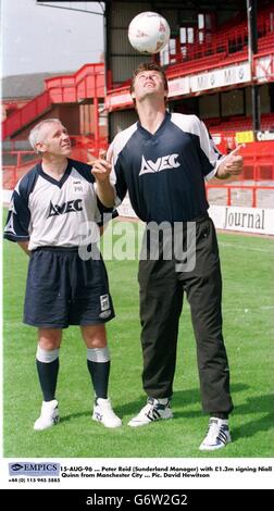 15-AUG-96 ... Peter Reid (Sunderland Manager) con 1.3m firma Niall Quinn da Manchester City Foto Stock