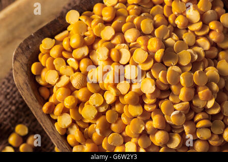 Materie organico giallo Piselli spezzati in una ciotola Foto Stock