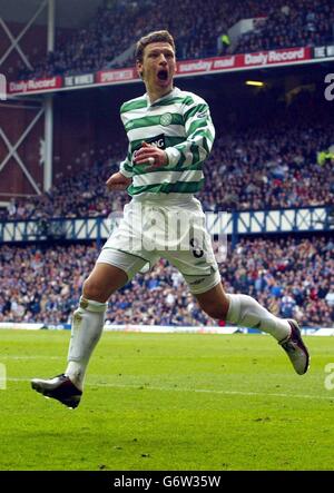 : Alan Thompson di Celtic segna contro i Rangers durante la partita della Bank of Scotland Scottish Premier League al Rangers' Ibrox Stadium, Glasgow. Foto Stock