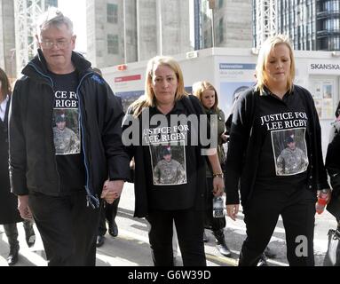 La famiglia del fusiliere assassinato Lee Rigby arriva al vecchio Bailey a Londra per ascoltare la condanna di Michael Adebolajo e Michael Adebowale che sono stati condannati per il suo assassinio, (da sinistra a destra) il padre di Ian Rigby, la madre Lyn Rigby e la sorella Sara McClure. Foto Stock