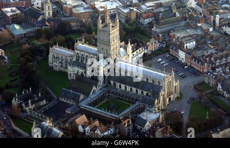 Gloucester Cathedral, che ha recentemente ricevuto un premio turistico nazionale. L'edificio e il suo personale sono stati elogiati dal Consiglio del Turismo Inglese e, di conseguenza, sono stati accreditati con il titolo di 'attrazione per visitatori garantita dalla qualità'. L'anno scorso (2003) la Regina Elisabetta II ha distribuito denaro maundy alla Cattedrale - per la prima volta in questo luogo, che è stato un luogo di culto fin dai tempi dei Sassoni. La cattedrale di Gloucester è stata recentemente utilizzata come location per le riprese di due libri di Harry Potter. Foto Stock