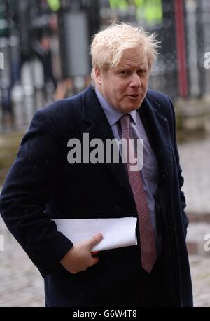 Il sindaco di Londra Boris Johnson arriva all'abbazia di Westminster a Londra per un servizio commemorativo per l'ex presidente sudafricano Nelson Mandela. Foto Stock