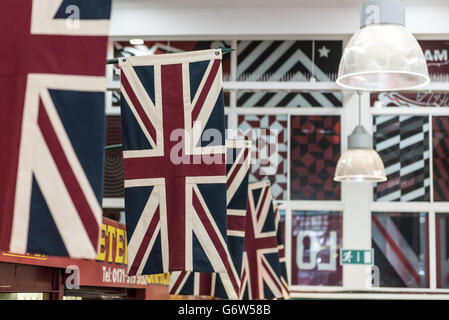 Bandiere britanniche appeso in ambienti interni Foto Stock