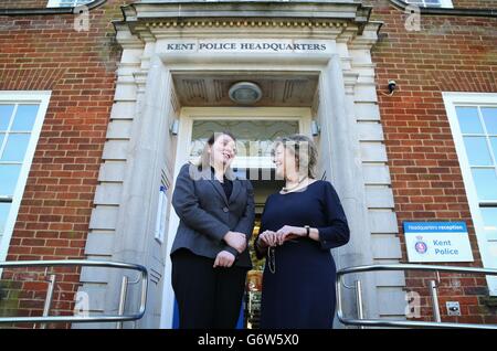 Kerry Boyd, 19, (a sinistra) si pone con Ann Barnes, Kent Police and Crime Commissioner, al di fuori della sede centrale della polizia del Kent a Maidstone, Kent, il suo primo giorno nel ruolo di nuovo commissario per la gioventù del Kent dopo l'annuncio della sua nomina ieri. Foto Stock