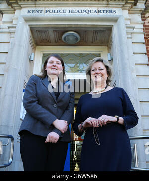 Kerry Boyd, 19, (a sinistra) si pone con Ann Barnes, Kent Police and Crime Commissioner, al di fuori della sede centrale della polizia del Kent a Maidstone, Kent, il suo primo giorno nel ruolo di nuovo commissario per la gioventù del Kent dopo l'annuncio della sua nomina ieri. Foto Stock