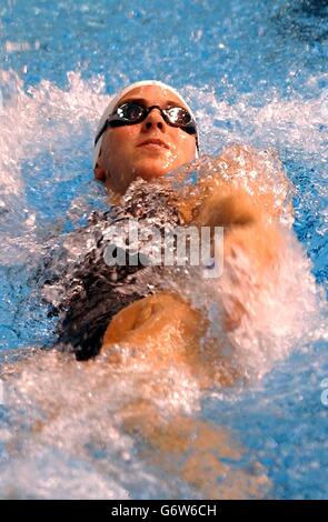 Katy Sexton nelle finali semi-finali di backstroke da 200m delle donne durante i trials olimpici britannici di nuoto, al Ponds Forge International Sports Centre, Sheffield. Foto Stock