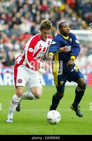 Simon Francis di Sheffield United (a sinistra) tiene fuori Jermaine Darlington di Wimbledon durante la partita Nationwide Division One a Bramall Lane, Sheffield. . Foto Stock