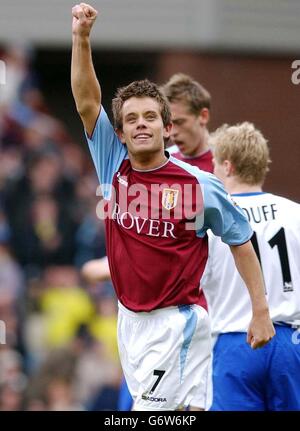 Lee Hendrie di Aston Villa festeggia dopo aver segnato il terzo gol del suo lato contro Chelsea durante la partita Barclaycard Premiership a Villa Park, Birmingham. Foto Stock