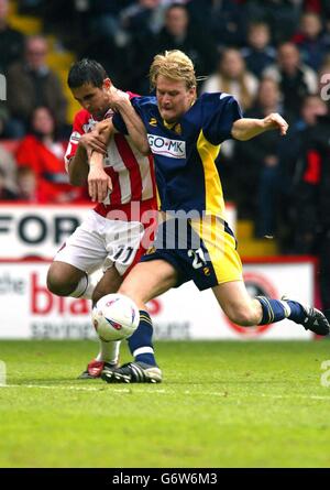 Il Jack Lester (L) di Sheffield United è sfidato da Nico Herzig di Wimbledon durante la partita Nationwide Division One a Bramall Lane, Sheffield. . Foto Stock