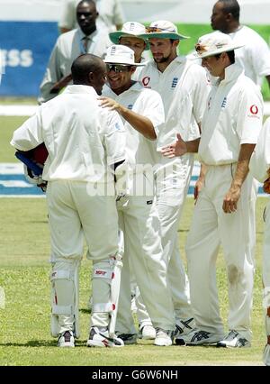 (Da sinistra-destra) il capitano delle indie Occidentali Brian Lara si congratula per aver battuto il record mondiale da Mark Butcher, Nasser Hussain, Stephen Harmison e il capitano Michael Vaughan, durante il terzo giorno del quarto test contro l'Inghilterra al Recreation Ground, St John's Antigua. Foto Stock