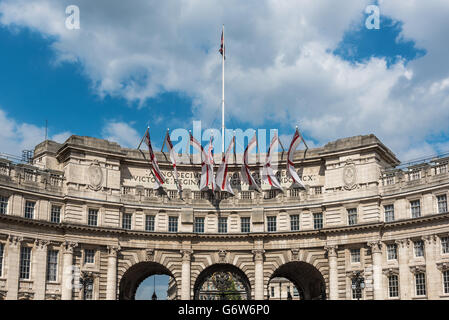 Alfiere bianco bandiere pendenti da Admiralty Arch nel centro di Londra Foto Stock