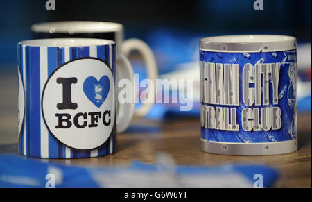 Merchandising in vendita nel negozio del club prima della partita tra Birmingham City e Queens Park Rangers durante la partita del campionato Sky Bet a St Andrews, Birmingham. PREMERE ASSOCIAZIONE foto. Data immagine: Sabato 8 marzo 2014. Scopri la storia del PA DI CALCIO Birmingham. Il credito fotografico dovrebbe essere: Nigel French/PA Wire. Foto Stock