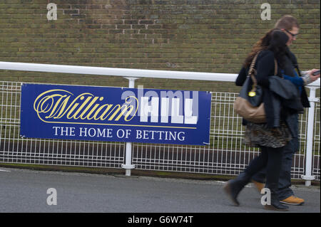 Il marchio William Hill durante la William Hill Imperial Cup Day presso l'ippodromo di Sandown Park, Sandown. PREMERE ASSOCIAZIONE foto. Data immagine: Sabato 8 marzo 2014. Guarda la storia di PA CHE CORRE Sandown. Il credito fotografico dovrebbe essere: Tim Ireland/PA Wire Foto Stock