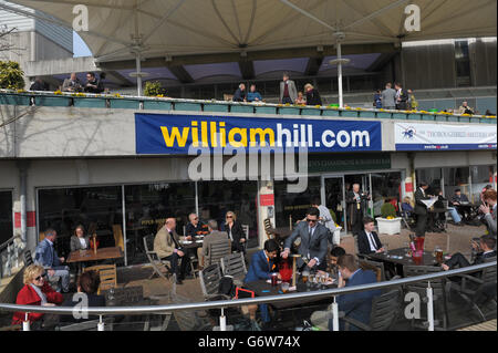 Horse Racing - William Hill Imperial Cup giorno - Sandown Park Racecourse Foto Stock