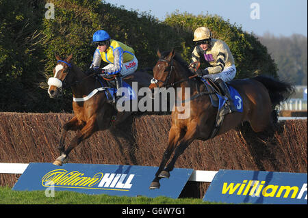 Horse Racing - William Hill Imperial Cup giorno - Sandown Park Racecourse Foto Stock