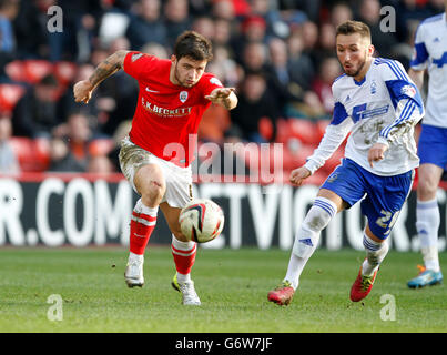 Radoslaw Majewski di Nottingham Forest, Right e Dale Jennings di Barnsley, lasciarono battaglia per la palla Foto Stock