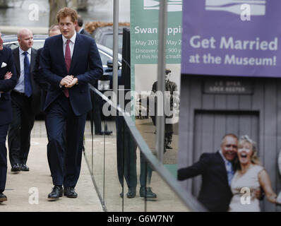 Il principe Harry arriva al River and Rowing Museum, Henley sul Tamigi, per incontrare l'equipaggio di Row2Recovery che ha vagato con successo attraverso l'Atlantico nel 2013. Foto Stock