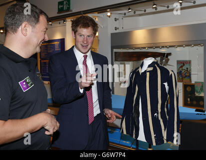 Prince Harry (a destra) guardando le mostre al River and Rowing Museum, Henley sul Tamigi, dove incontrò l'equipaggio di Row2Recovery che con successo si era fatto strada sull'Atlantico nel 2013. Foto Stock