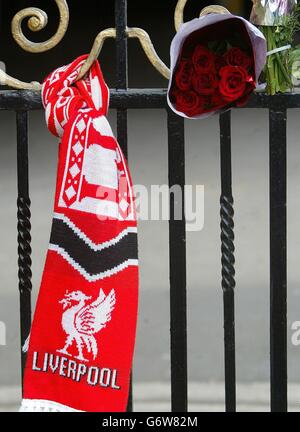 Una sciarpa di Liverpool è legata alle porte Shankly dello stadio Anfield del Liverpool Football Club, nel 15° anniversario del disastro di Hillsborough. Dove si svolgeva un servizio commemorativo presso lo stand Kop. Una candela sarà accesa per ciascuna delle 96 vittime che sono state schiacciate a morte sulla terrazza Lepping Lane di Sheffield Wednesday's Hillsborough Ground durante lo scontro semifinale della fa Cup 1989 di Liverpool. Foto Stock