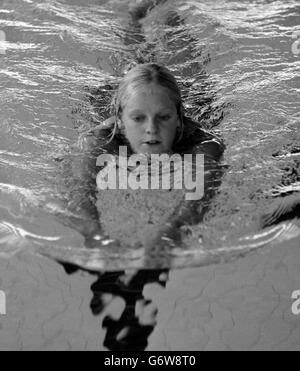 Shane Gould, studente di Sydney di 14 anni, campione australiano di nuoto a 100, 200 e 400 metri di freestyle e il medley individuale di 200 metri, in azione al Crystal Palace di Londra. Foto Stock