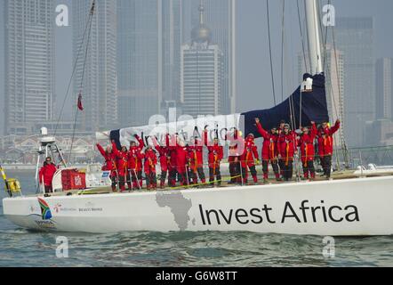 Arrivo di Invest Africa yacht con skipper Rich Gould al timone durante la tappa Round the World Yacht Race a Qingdao, Cina. Foto Stock