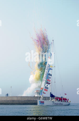 Arrivo di Invest Africa yacht con skipper Rich Gould al timone durante la tappa Round the World Yacht Race a Qingdao, Cina. Foto Stock