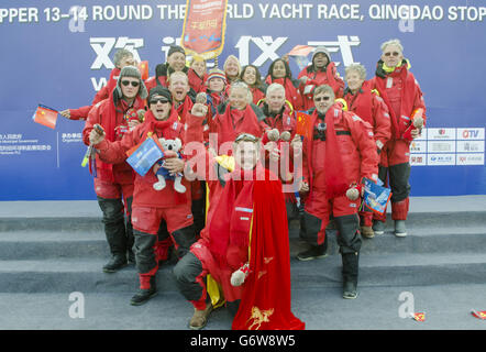 Arrivo di Invest Africa yacht con skipper Rich Gould durante la tappa Round the World Yacht Race a Qingdao, Cina. Foto Stock